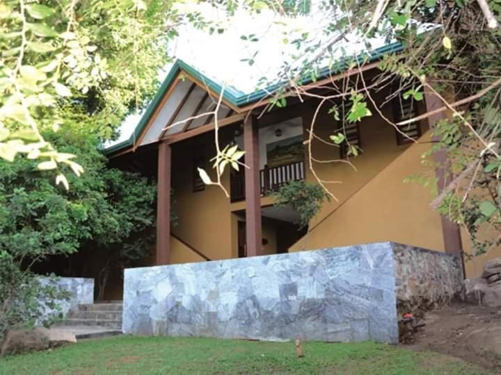 Dehippawa Holiday Hotel *